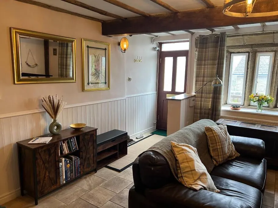 17Th Century Cottage With Hidden Garden Steeton