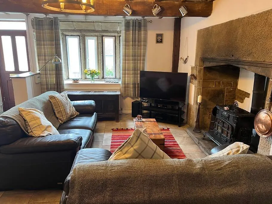17Th Century Cottage With Hidden Garden Steeton