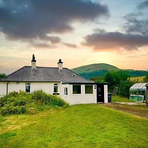 damhead-cottage-in-edinburgh-with-a-hot-tub.edinburghhotelsuk.org/